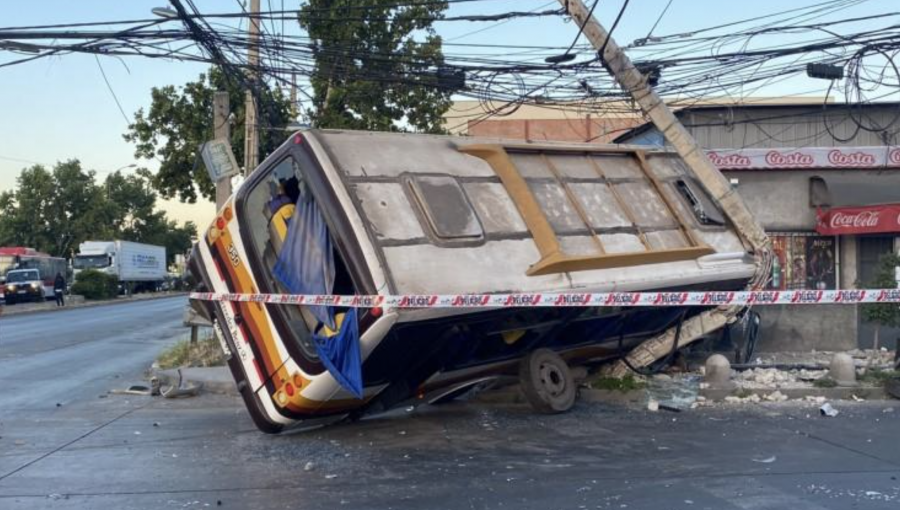 Bus protagoniza accidente de tránsito y termina volcado y derribando un poste de la luz en Estación Central