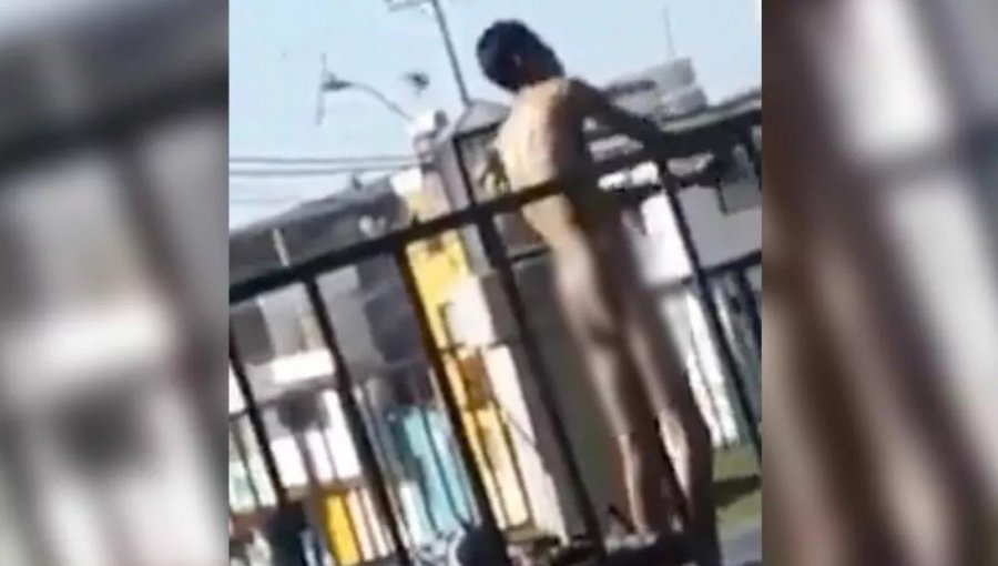 Captan a un hombre bañándose desnudo a plena luz del día frente a un colegio en Antofagasta