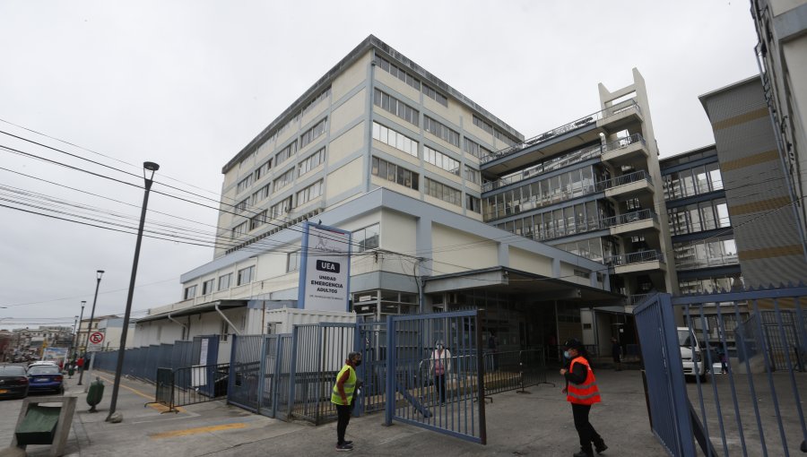 Sorprenden a sujeto caminando a las 2 de la madrugada con un monitor en Valparaíso: robó ésta y otras especies al Hospital Van Buren