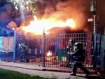 Incendio dejó completamente destruida una distribuidora de licores en La Florida: se investiga presunta falla eléctrica