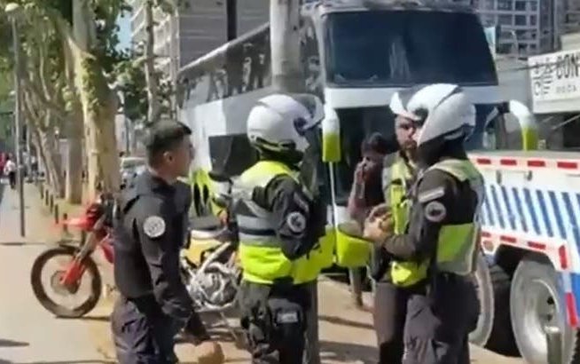 Descubren en Lampa un bus que trasladaba a 65 migrantes irregulares desde el norte del país