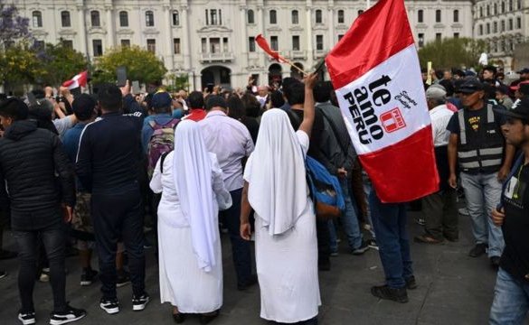 Manifestantes en Perú exigen nuevas elecciones mientras la presidenta Boluarte no descarta la posibilidad de convocarlas