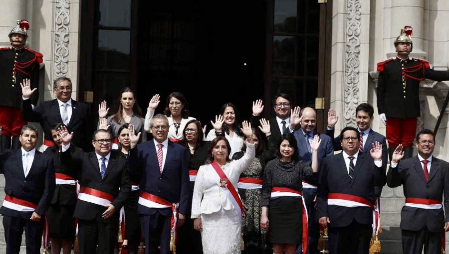 Dina Boluarte tomó juramento al nuevo gabinete de Perú en medio de convulsionado ambiente político y social