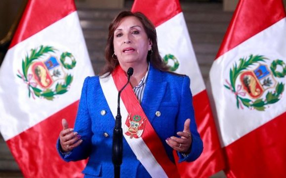 Presidenta de Perú declara estado de emergencia en el sur del país tras muertes durante protestas y propone elecciones en 2024