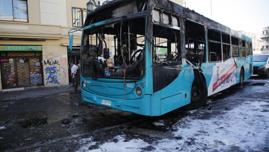 Bus RED fue quemado por encapuchados en las cercanías del Liceo de Aplicación