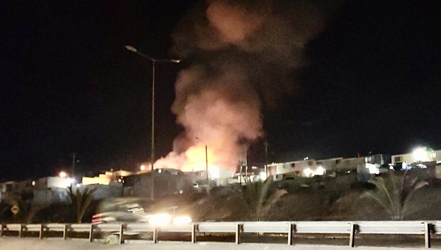 Incendio destruyó seis casas de material ligero en tomas del cerro Chuño de Arica: sujetos agredieron a bomberos