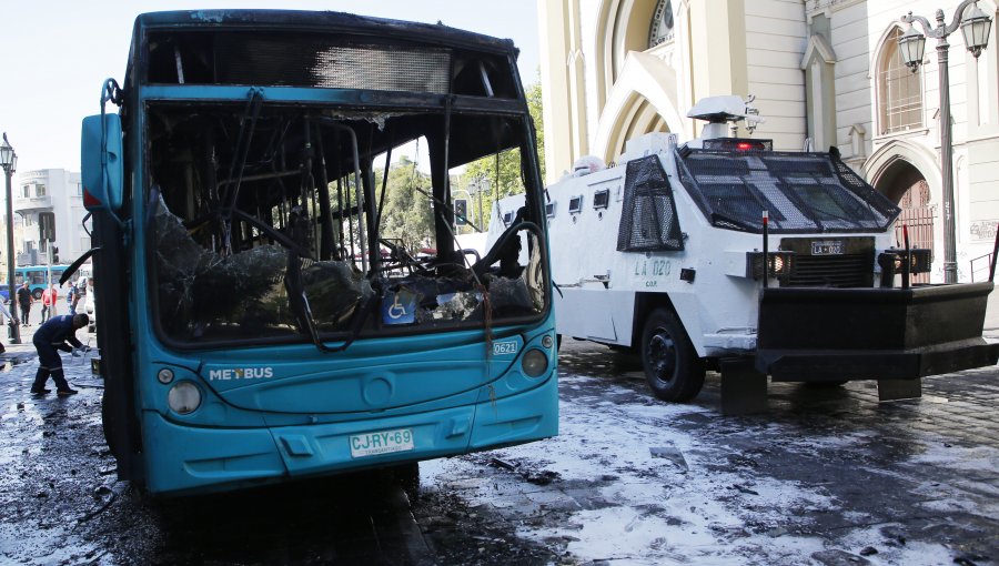 Gobierno se querella por quema de un bus del transporte público en las afueras del Liceo de Aplicación