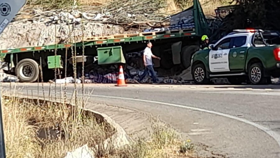 Conductor de camión pierde la vida tras impactar contra la ladera de un cerro en la cuesta La Dormida de Olmué