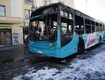 Bus RED fue quemado por encapuchados en las cercanías del Liceo de Aplicación