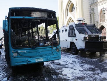 Gobierno se querella por quema de un bus del transporte público en las afueras del Liceo de Aplicación