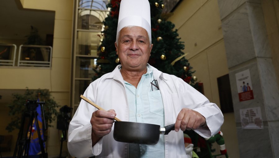 Diputado Palma llegó vestido de chef al Congreso para manifestar su rechazo a la "cocina" del acuerdo constitucional