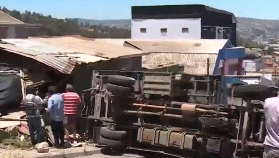 Camión destruyó muro de una vivienda donde residen dos adultos mayores en sector Santa Inés de Viña del Mar