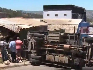 Camión destruyó muro de una vivienda donde residen dos adultos mayores en sector Santa Inés de Viña del Mar