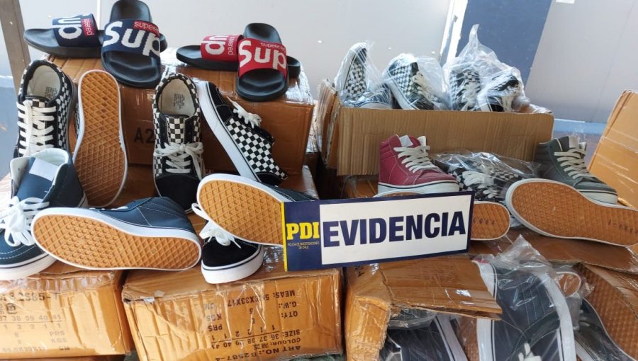 Incautan casi 7 mil pares de zapatillas y sandalias falsificadas en barrio Meiggs de Santiago: calzado avaluado en $348 millones