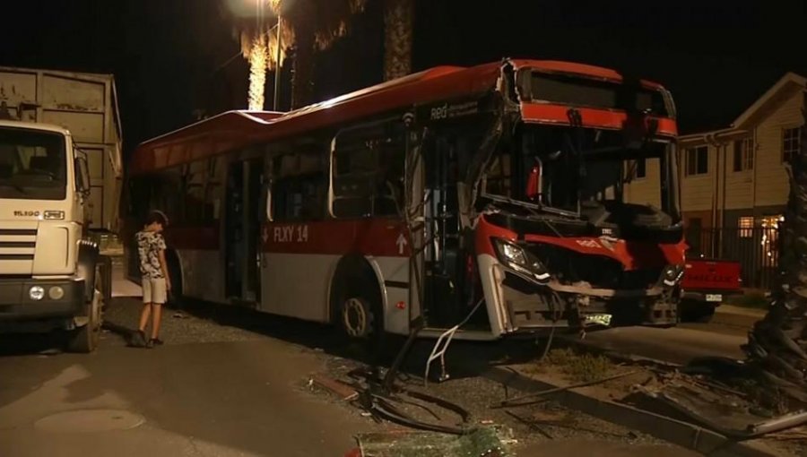 Chofer se da a la fuga luego de chocar bus contra un árbol en Maipú: Vecinos afirman que "sentimos mucho olor a trago"