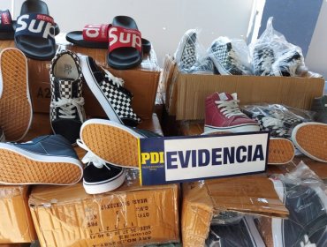 Incautan casi 7 mil pares de zapatillas y sandalias falsificadas en barrio Meiggs de Santiago: calzado avaluado en $348 millones