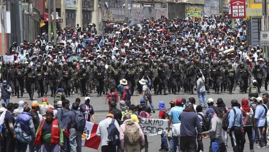 Cancillería de Chile informó que consulados en Lima y Tacna se mantienen "en alerta" ante estado de emergencia en Perú