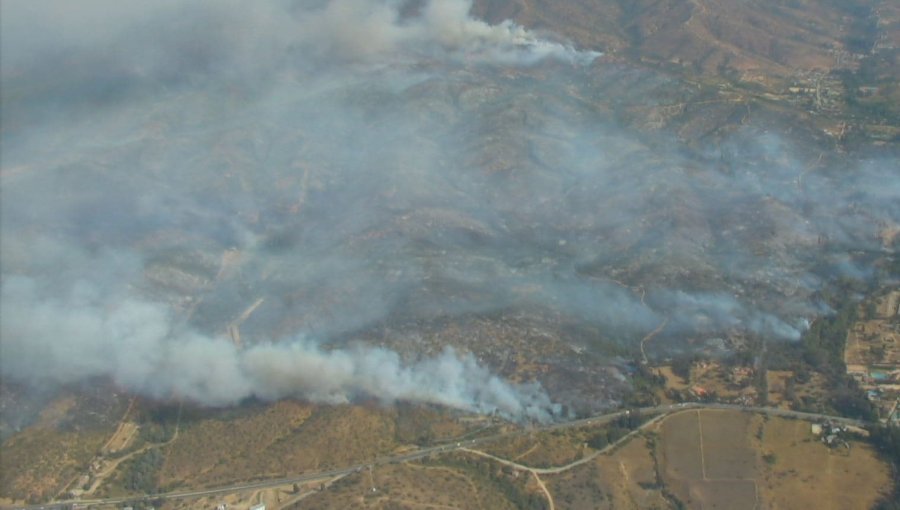 Bombero que combatía el incendio forestal en Villa Alemana sufrió lesiones de gravedad: resultó con el 40% de su cuerpo quemado