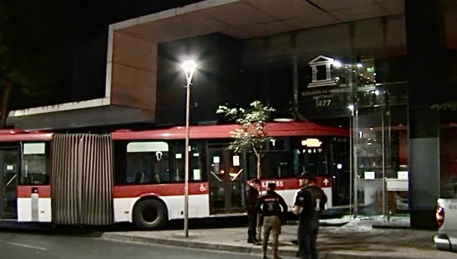 Bus del sistema RED chocó contra el frontis del Juzgado de Familia de Santiago: no hubo personas lesionadas