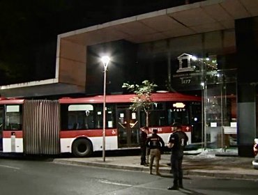 Bus del sistema RED chocó contra el frontis del Juzgado de Familia de Santiago: no hubo personas lesionadas