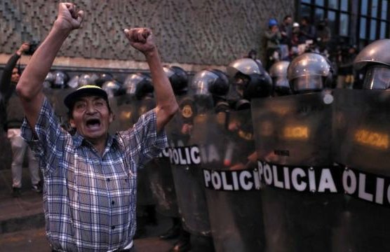 Protestas en Perú dejan una veintena de muertos y el Congreso no apueba proyecto para adelantar las elecciones