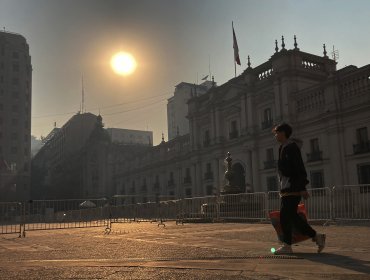 Alerta de riesgo sanitario en la región Metropolitana: llaman a usar mascarillas ante densa nube de humo por incendios forestales