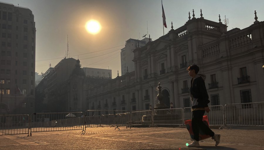 Alerta de riesgo sanitario en la región Metropolitana: llaman a usar mascarillas ante densa nube de humo por incendios forestales