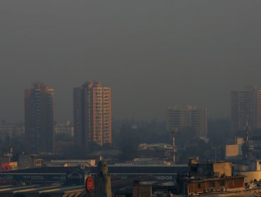 Siga estas recomendaciones de Onemi para hacer frente a la densa nube de humo de incendios que cubre a la región Metropolitana