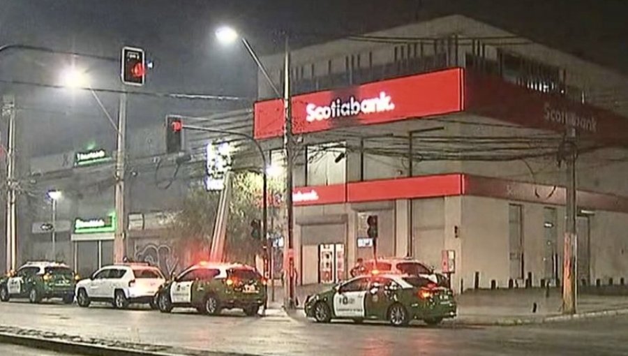 Delincuentes armados y con overoles blancos intentaron robar banco de Maipú, pero debieron huir ante activación de la alarma