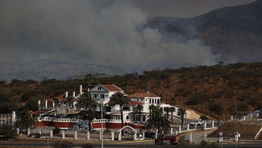 Ocho incendios forestales siguen siendo combatidos en la región de Valparaíso: cuatro comunas se mantienen en Alerta Roja