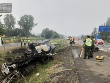 Colisión entre dos camiones deja un fallecido en Paine: vehículos terminaron volcados en una zanja adyacente a la ruta 5 Sur