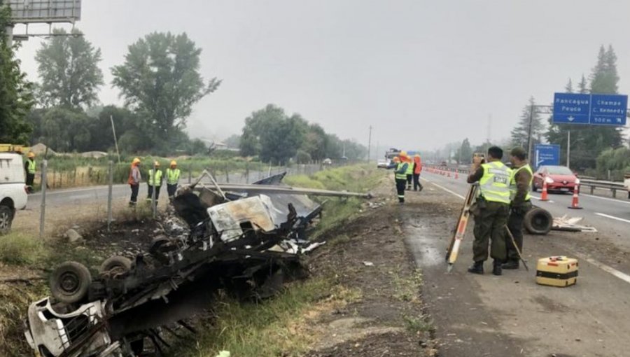 Colisión entre dos camiones deja un fallecido en Paine: vehículos terminaron volcados en una zanja adyacente a la ruta 5 Sur