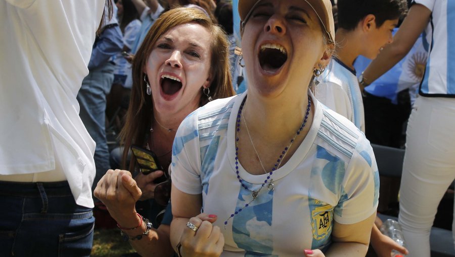 Decenas de argentinos llegaron a la embajada trasandina para la final