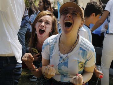 Decenas de argentinos llegaron a la embajada trasandina para la final