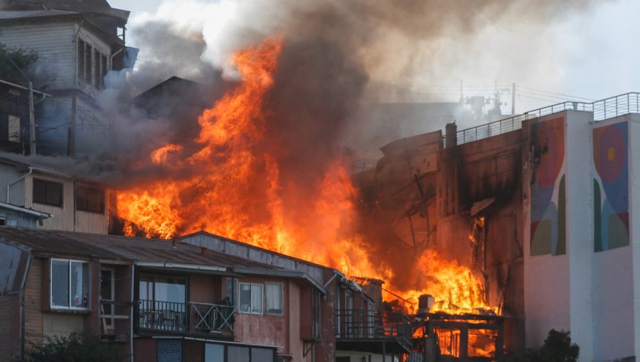 Cuatro viviendas resultaron afectadas por un incendio en el cerro Monjas de Valparaíso: adulto mayor sufrió graves quemaduras