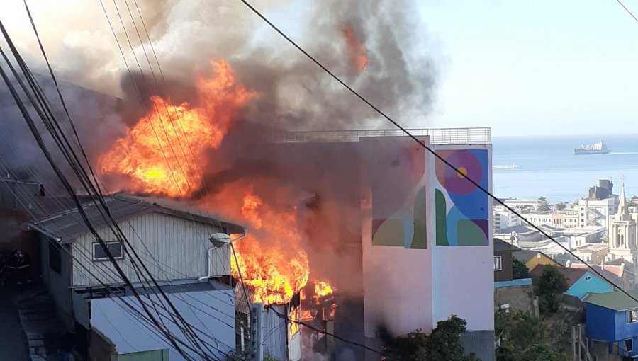 Incendio afecta al menos a dos viviendas en sector del cerro Monjas de Valparaíso