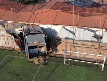 Camión de basura termina incrustado en un motel de La Pintana