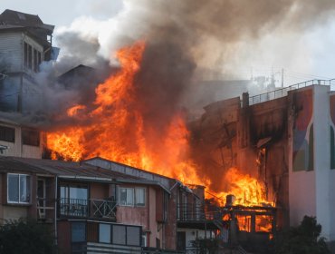 Cuatro viviendas resultaron afectadas por un incendio en el cerro Monjas de Valparaíso: adulto mayor sufrió graves quemaduras