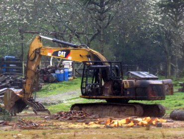 CAM se adjudica dos ataques en La Araucanía: quemaron maquinarias y derribaron una torre de vigilancia