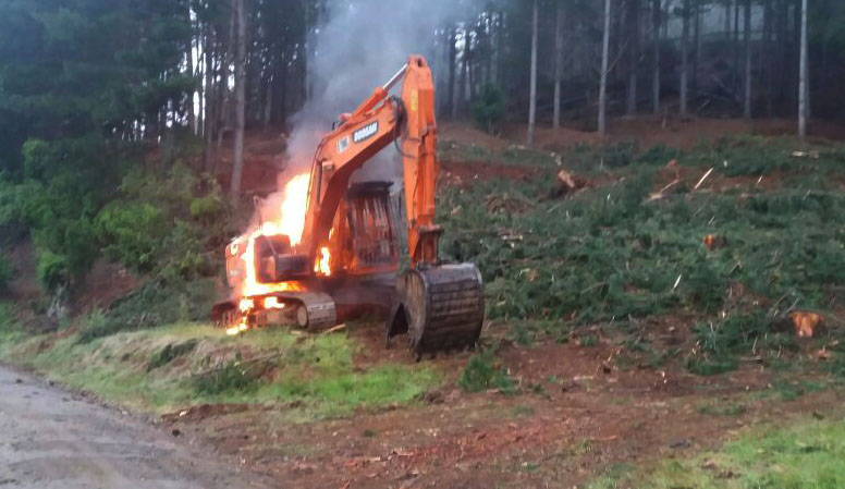 Una retroexcavadora resultó destruida tras ataque incendiario en sector rural de Angol