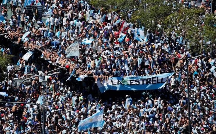 Multitudinaria bienvenida para la selección Argentina que ya está en Buenos Aires para celebrar el triunfo en el Mundial