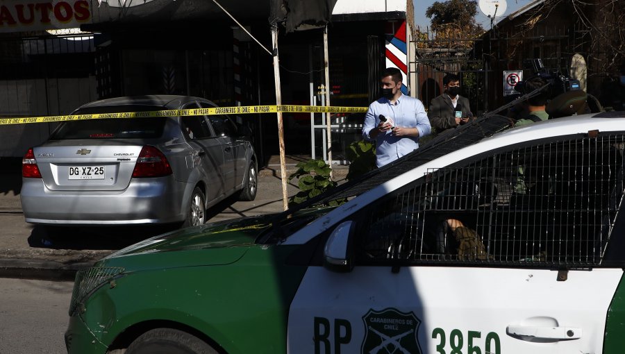 Hombre muere desangrado al interior de un automóvil en Estación Central: mantenía tres lesiones cortopunzantes