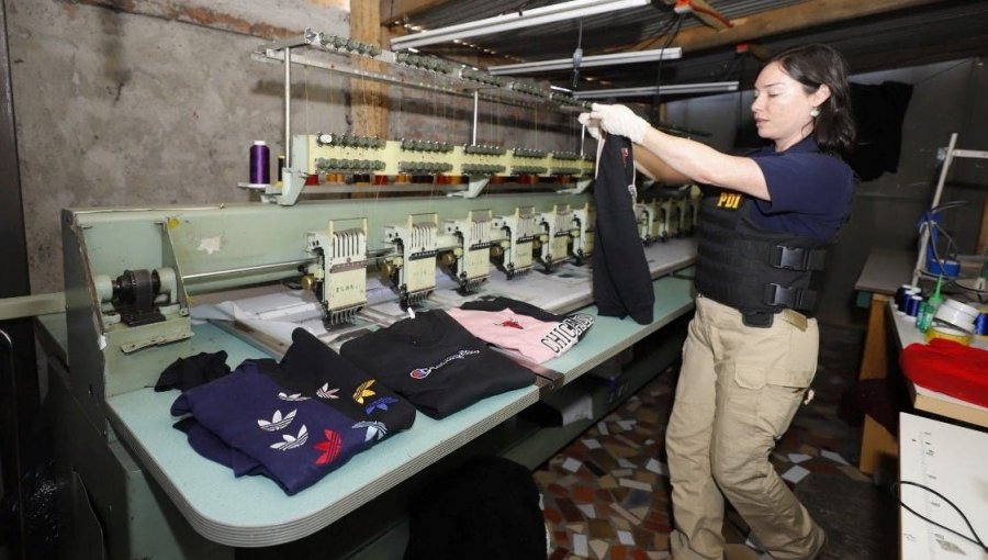 Realizan una de las mayores incautaciones de ropa falsificada en la región Metropolitana: prendas se comercializaban en Barrio Meiggs