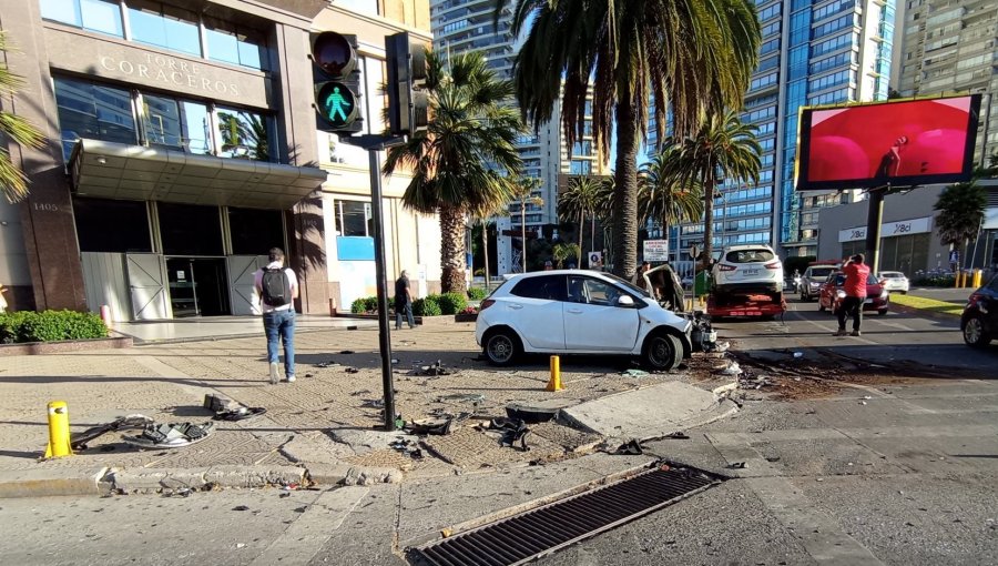 Cuatro personas lesionadas deja violenta colisión frontal entre dos automóviles en transitada arteria de Viña del Mar