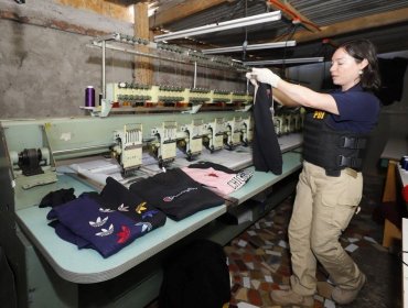 Realizan una de las mayores incautaciones de ropa falsificada en la región Metropolitana: prendas se comercializaban en Barrio Meiggs