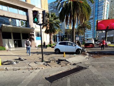 Cuatro personas lesionadas deja violenta colisión frontal entre dos automóviles en transitada arteria de Viña del Mar