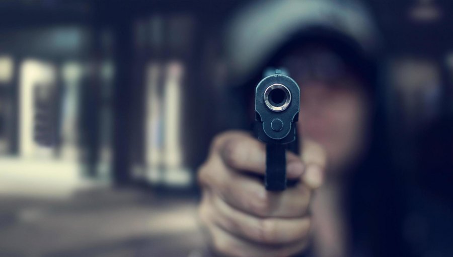 Arma trabada evita tragedia en Maipú: delincuentes desisten de portonazo tras apuntar con arma de fuego a víctima