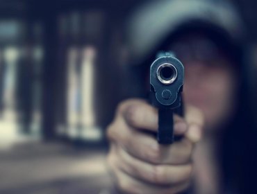 Arma trabada evita tragedia en Maipú: delincuentes desisten de portonazo tras apuntar con arma de fuego a víctima