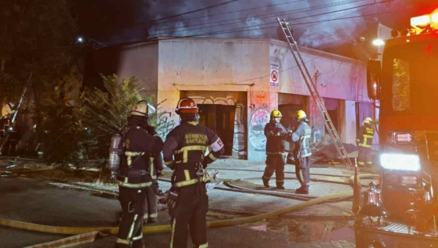 Incendio desata tragedia en cité de Santiago: madre y sus dos hijos mueren tras quedar atrapados en una habitación