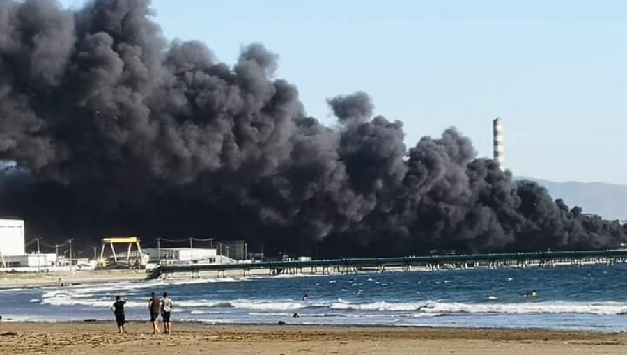 Incendio afecta a cinta transportadora del Puerto Ventanas de Puchuncaví: emergencia genera gran nube de humo negro